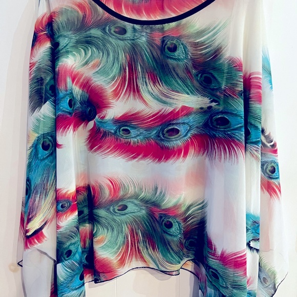 Beautiful shawl top - Picture 3 of 3